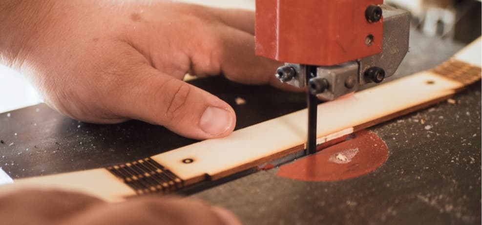Fabrication artisanale et personnalisée en Savoie : enseignes, objets de décoration, cadeaux d’affaires, objets publicitaires