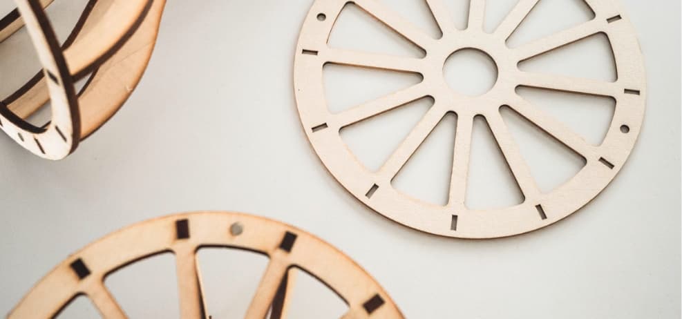 Fabrication artisanale et personnalisée en Savoie : enseignes, objets de décoration, cadeaux d’affaires, objets publicitaires