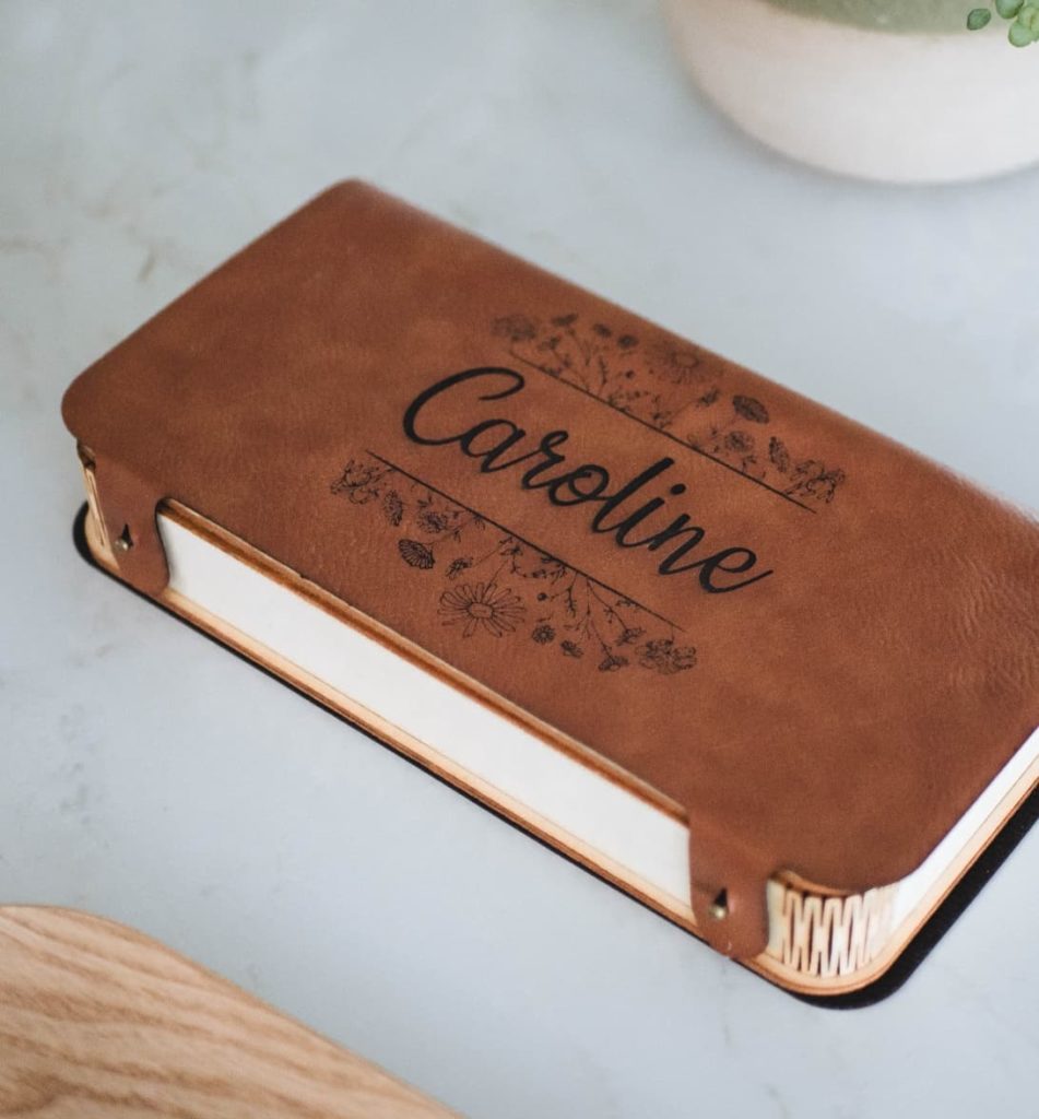 Fabrication artisanale et personnalisée en Savoie : enseignes, objets de décoration, cadeaux d’affaires, objets publicitaires